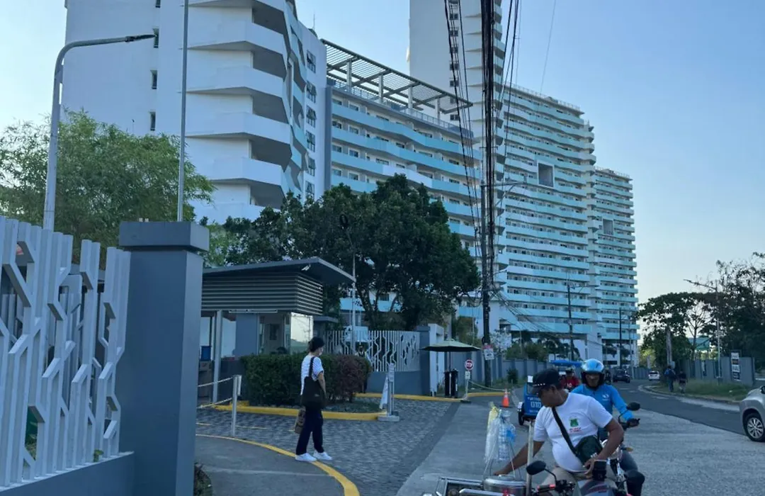 Nice One Br Condo Free Pool In Commonwealth Qc-1