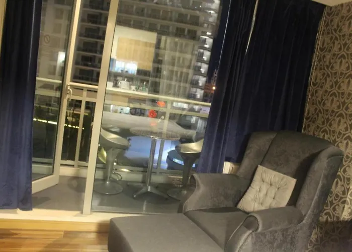 Azure C2 Balcony Wifi Near Mall Airport Multiple Units Paranaque City admite animales